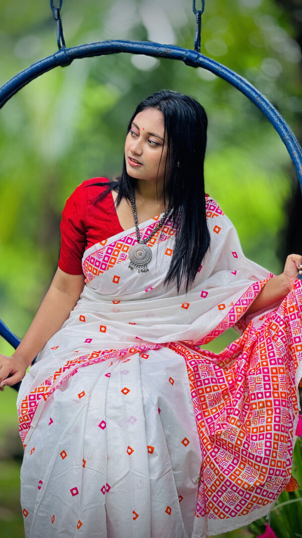 প্রিমিয়াম রেশম সিল্ক সাদা শাড়ি | ব্লাউজ পিস সহ - Image 4