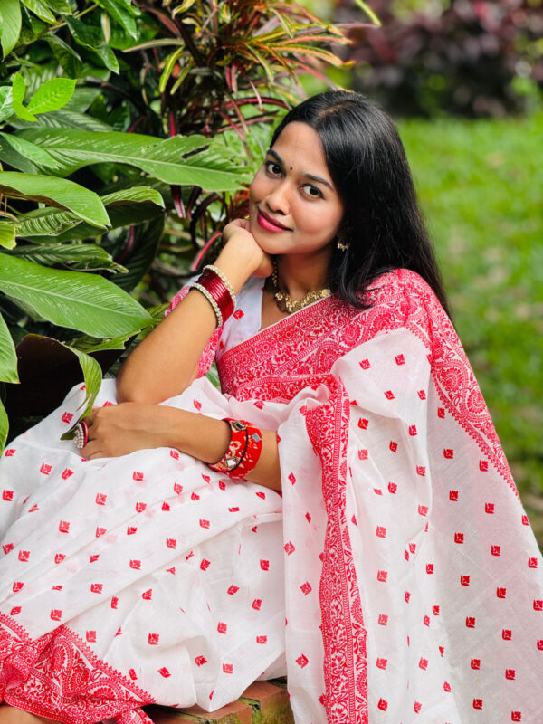 প্রিমিয়াম রেশম সিল্ক সাদা শাড়ি | ব্লাউজ পিস সহ - Image 4