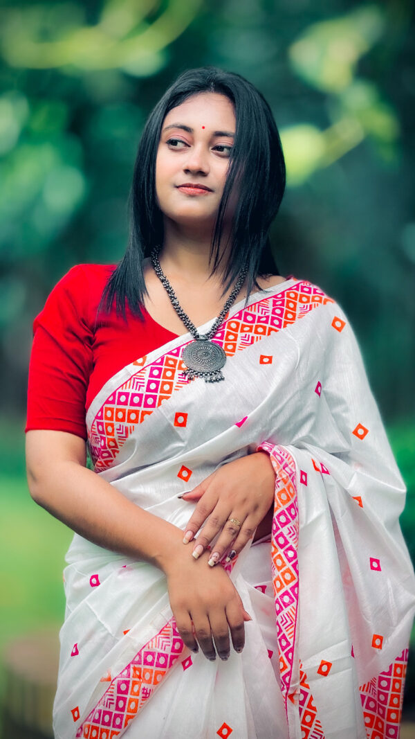 প্রিমিয়াম রেশম সিল্ক সাদা শাড়ি | ব্লাউজ পিস সহ - Image 9